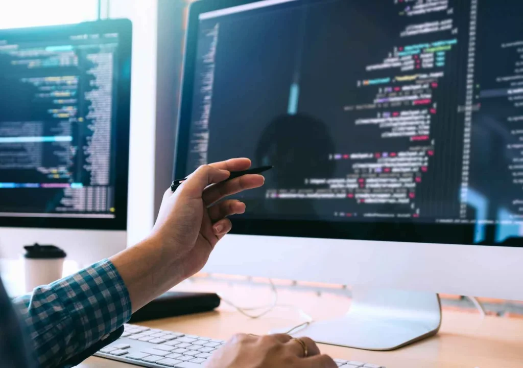 Evita errores al contratar desarrolladores en LATAM. Aprende cómo mejorar la evaluación, onboarding, comunicación y escalabilidad de tu equipo tech.