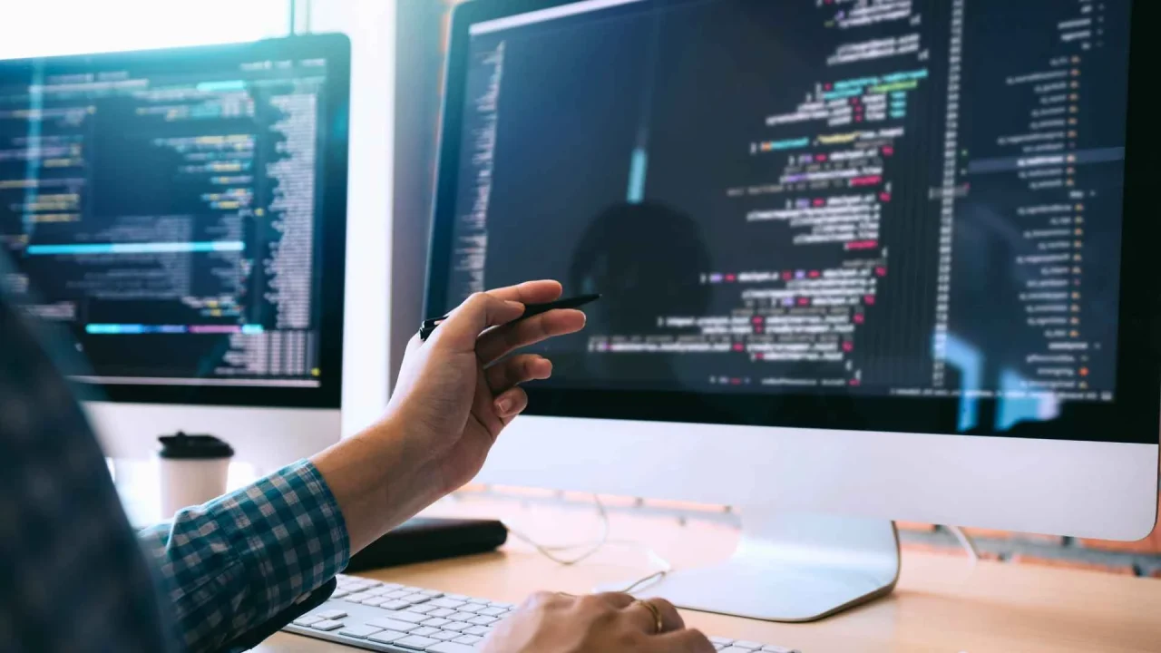 Evita errores al contratar desarrolladores en LATAM. Aprende cómo mejorar la evaluación, onboarding, comunicación y escalabilidad de tu equipo tech.