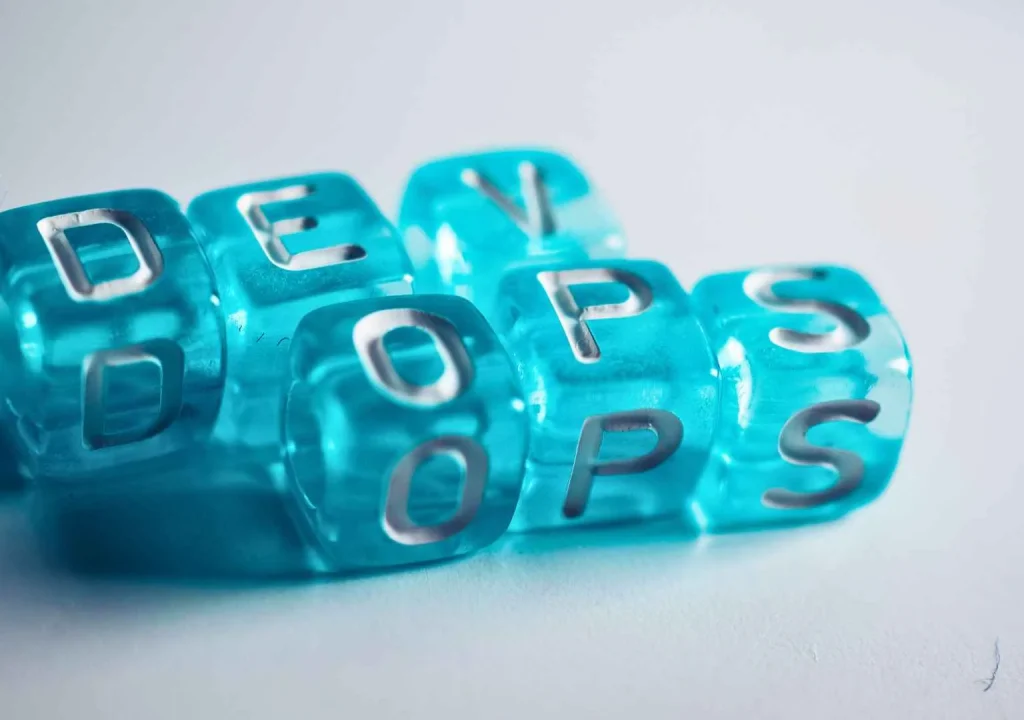 Descubre qué es Azure DevOps, sus herramientas clave y cómo mejorar la entrega de software con CI/CD, automatización y mayor control.