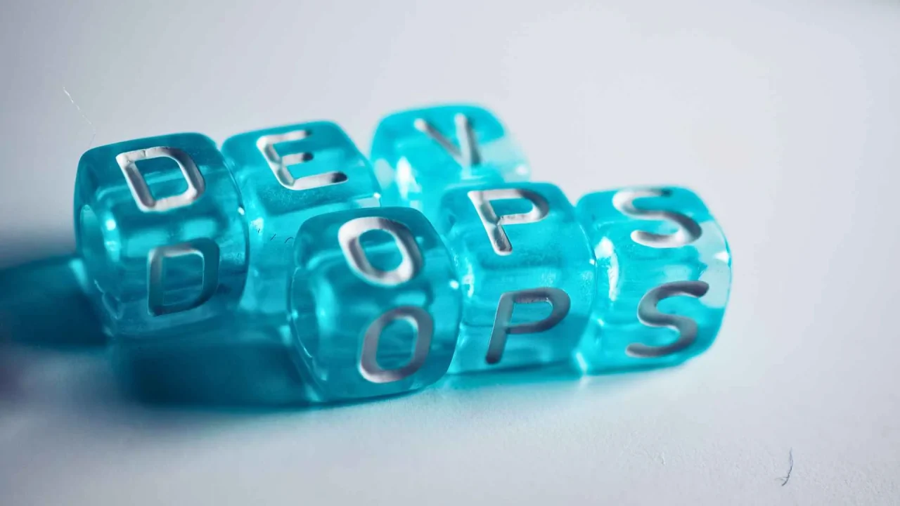 Descubre qué es Azure DevOps, sus herramientas clave y cómo mejorar la entrega de software con CI/CD, automatización y mayor control.